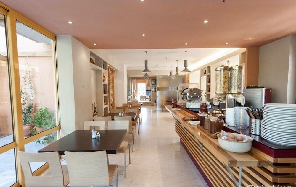Astoria Hotel Troulos Bagian luar foto